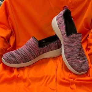 Skechers Go Walk Goga Mat 9.5 Sneakers - NWOT